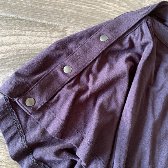 Navy top with snaps on sleeve - Picture 3 of 5